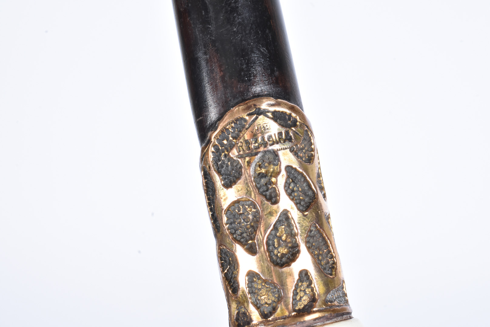 A carved ivory topped walking cane, the carved top in the form of a mother rabbit and kitten, having - Image 5 of 6