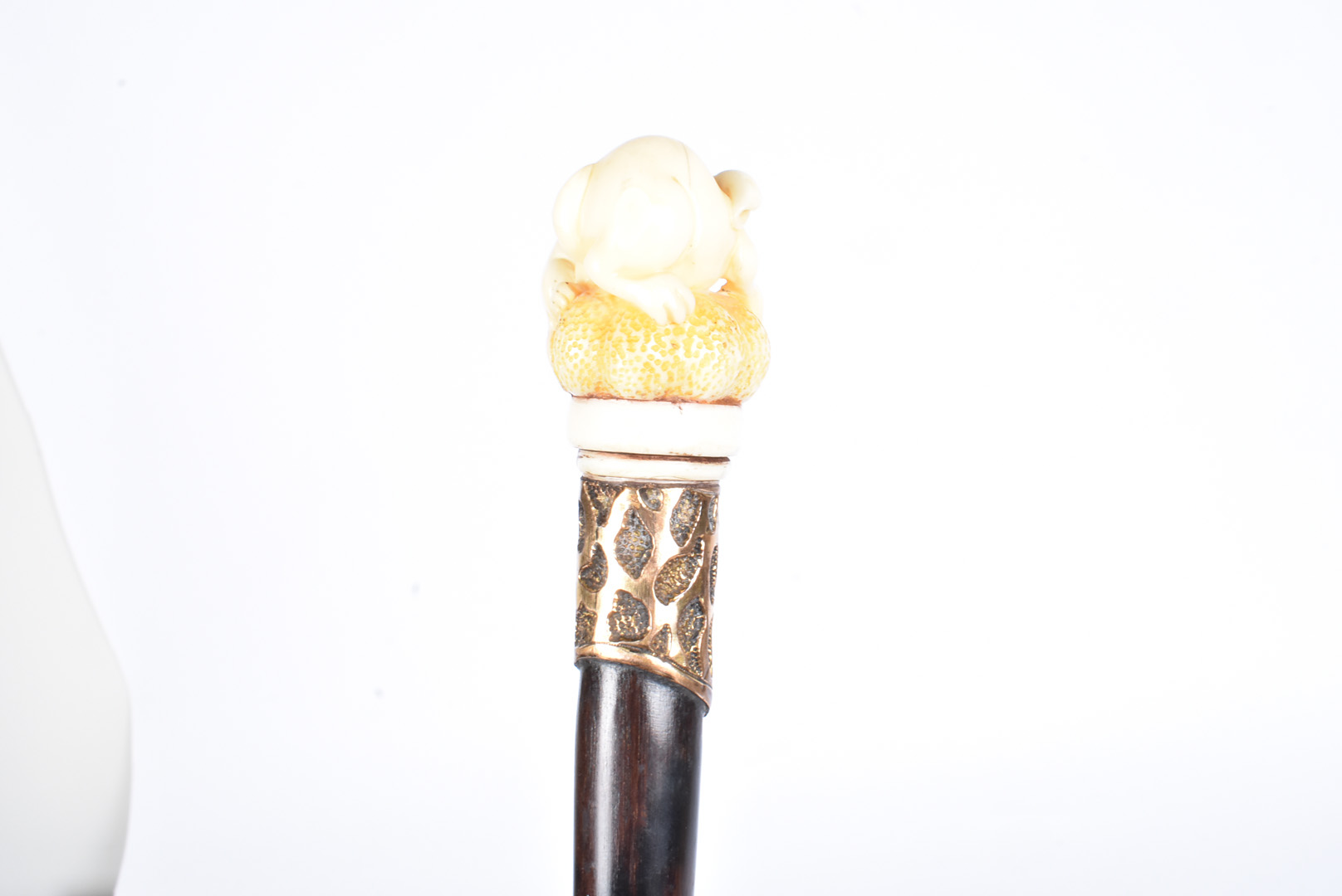 A carved ivory topped walking cane, the carved top in the form of a mother rabbit and kitten, having - Image 3 of 6