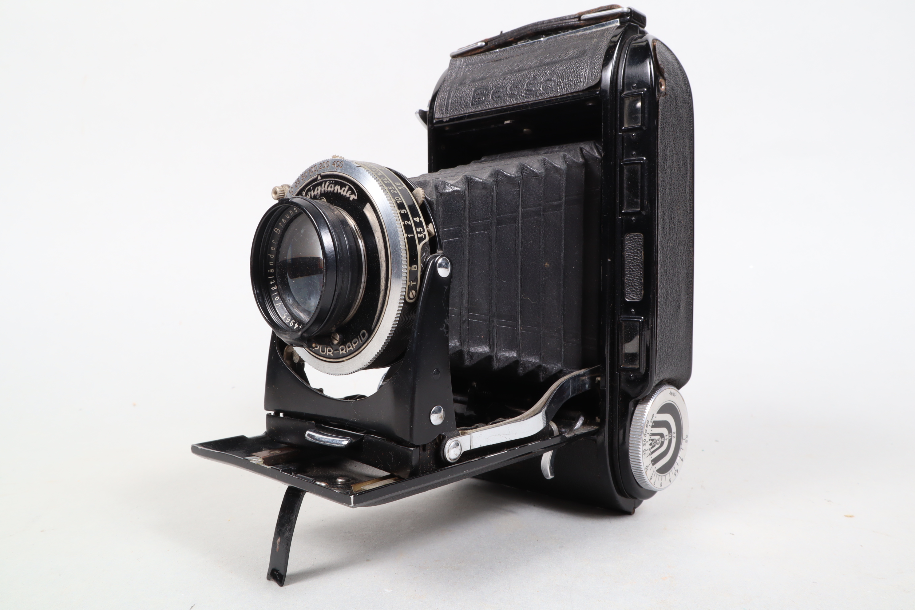 A Voigtlander Bessa RF Folding Camera, serial no 5506079, body F, rips to front leatherette by