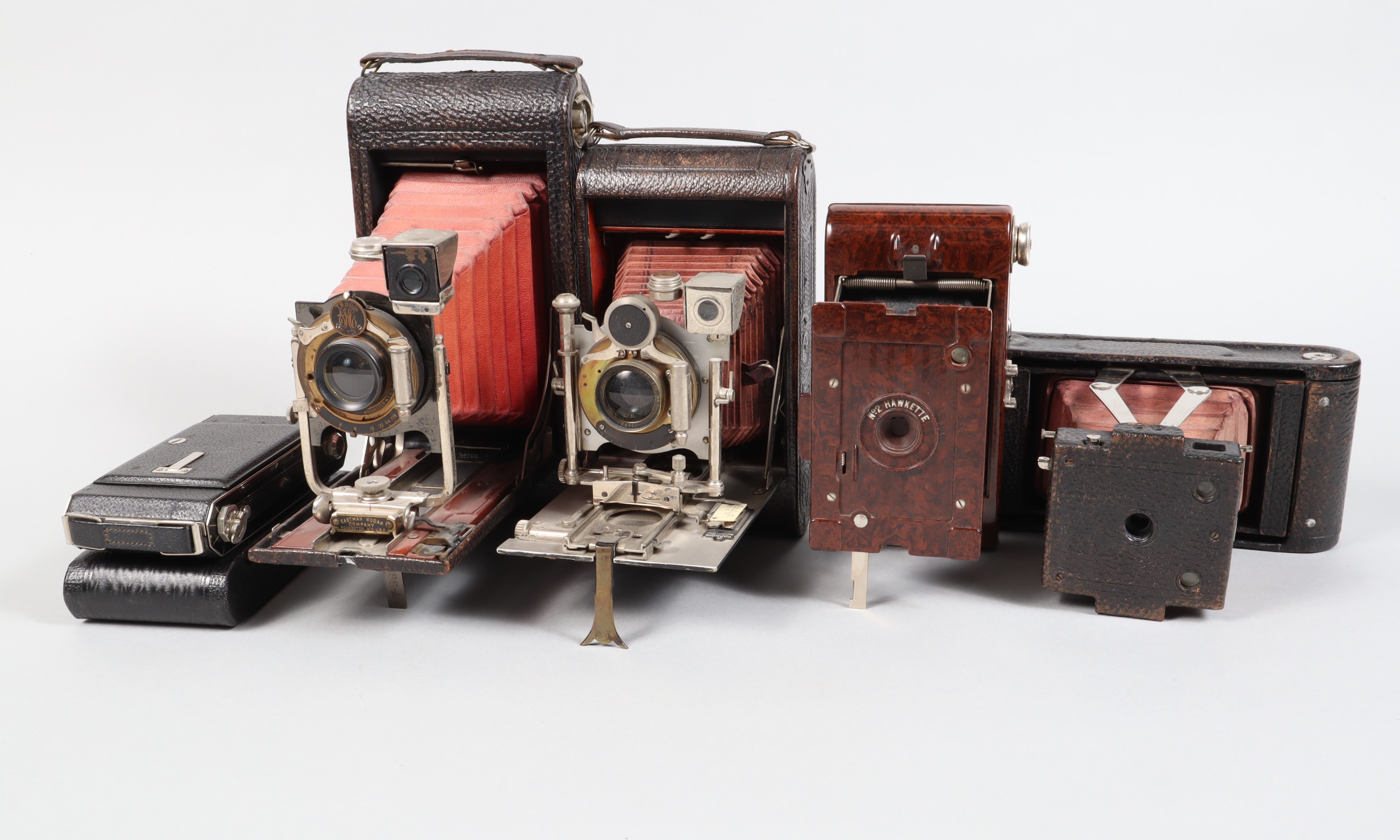 A Tray of Folding Cameras, including a Carbine 5, Kodak No I, Kodak No I Pocket, Kodak No 3A, No 2