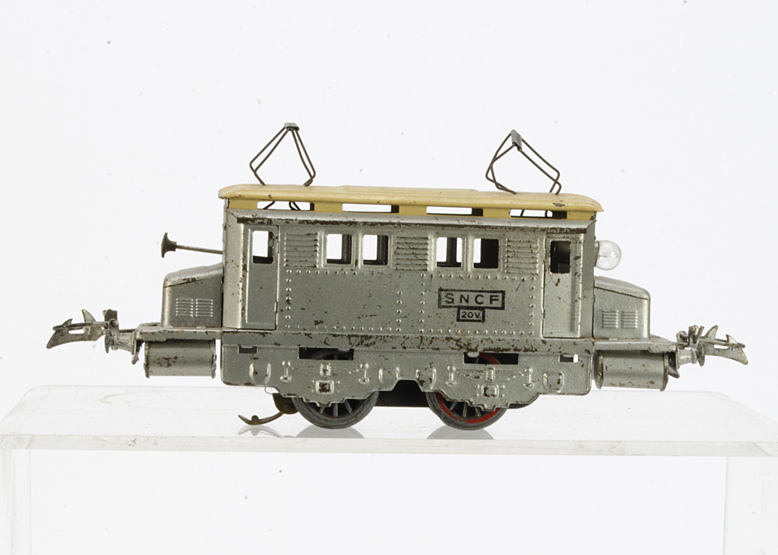 A post-war 20-volt AC electric P-O type Locomotive in SNCF silver with cream roof, with rubber-