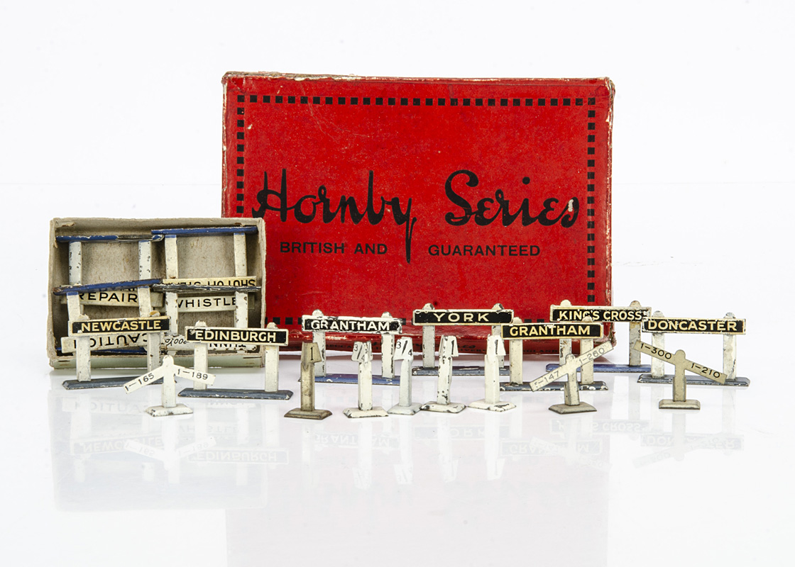 Hornby 0 Gauge lineside signs, including a complete boxed set no 5, Gradient and Mile Posts, VG, box