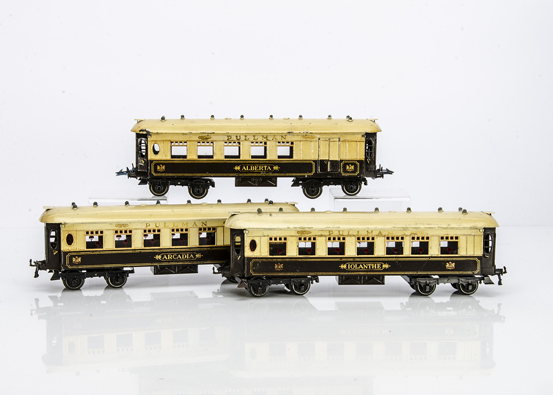 Hornby 0 Gauge No 2 Special Pullman Cars, three of the earlier cream-roofed versions, comprising