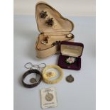 A novelty piano shaped jewellery case, with a quantity of silver and costume jewels including a