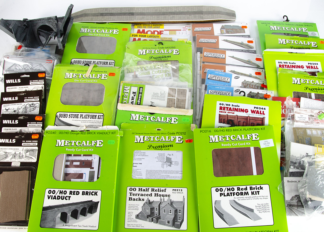 Metcalfe and Superquick 00 Gauge card Kits, Superquick unopened, two road Locomotive Shed, Island