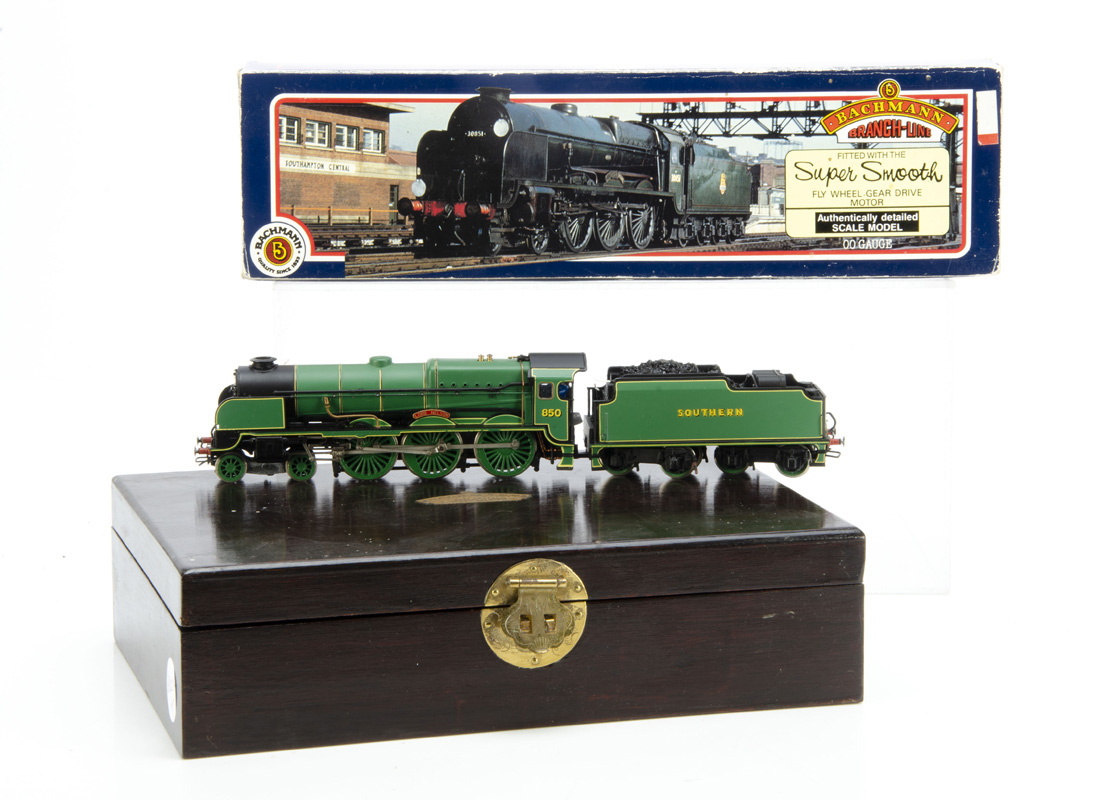 Bachmann 00 Gauge SR malachite green Lord Nelson class Locomotives and Tenders, 850 'Lord Nelson',