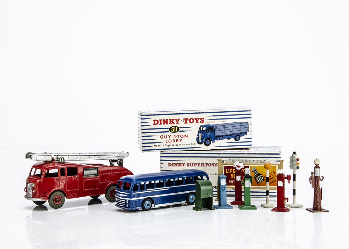 Dinky Supertoys 955 Fire Engine, with extending ladder, in original box, loose 282 Duple