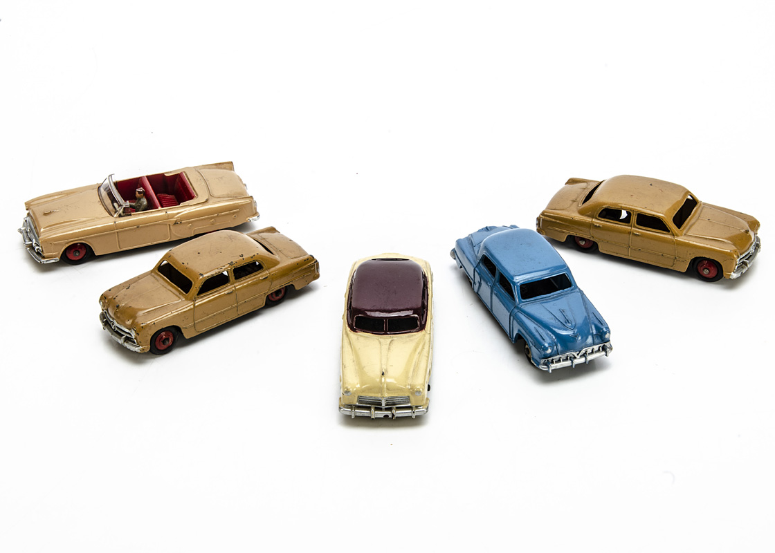 Dinky Toy American Cars, 172 Studebaker Land Cruiser, blue body, fawn hubs, 132 Packard, tan body,