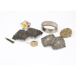 A collection of miscellaneous jewellery, including a lava cameo yellow metal mounted brooch