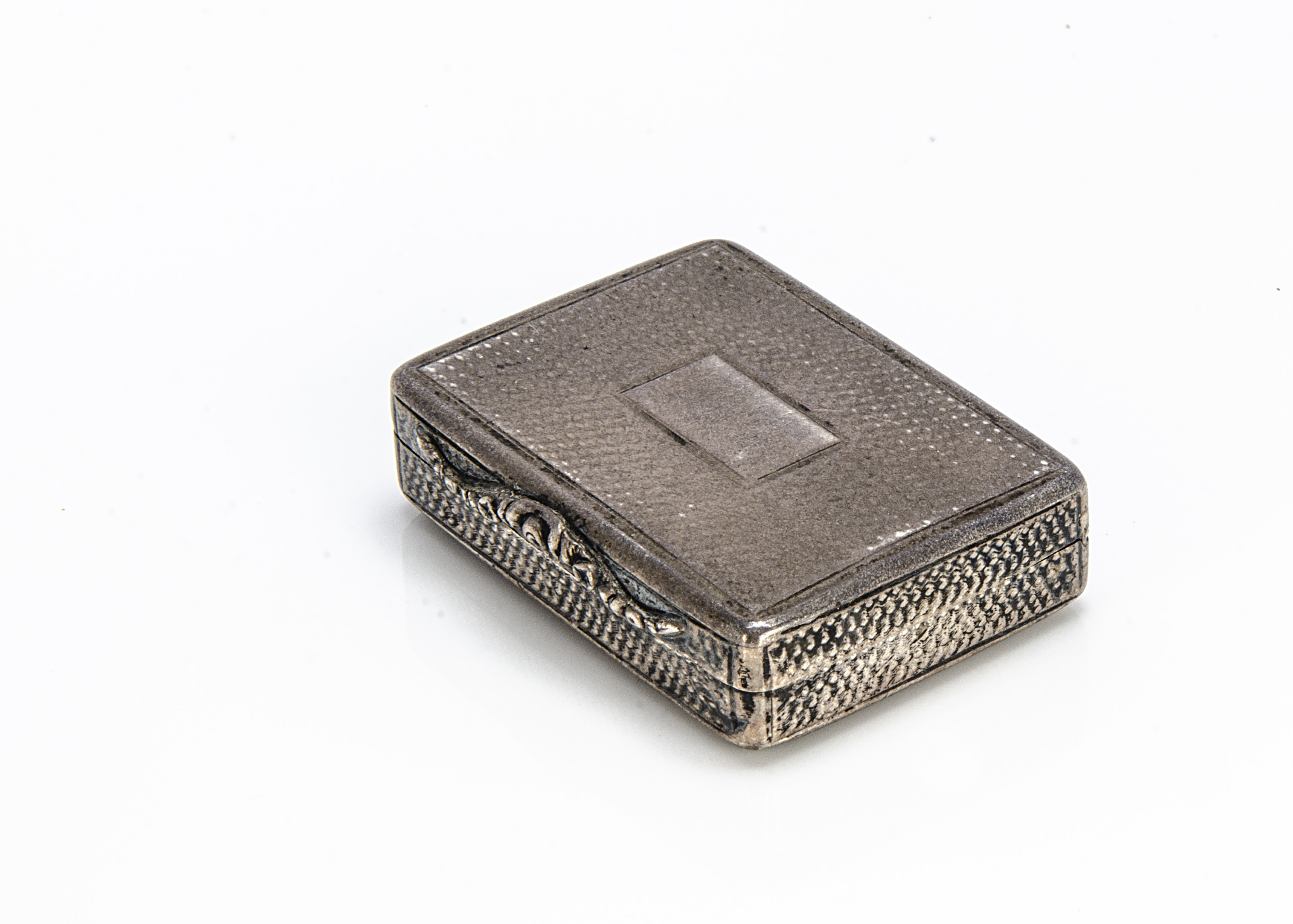 A George IV silver vinaigrette by Nathanial Mills, rectangular, 4.2cm, with engine turned exterior - Image 2 of 2