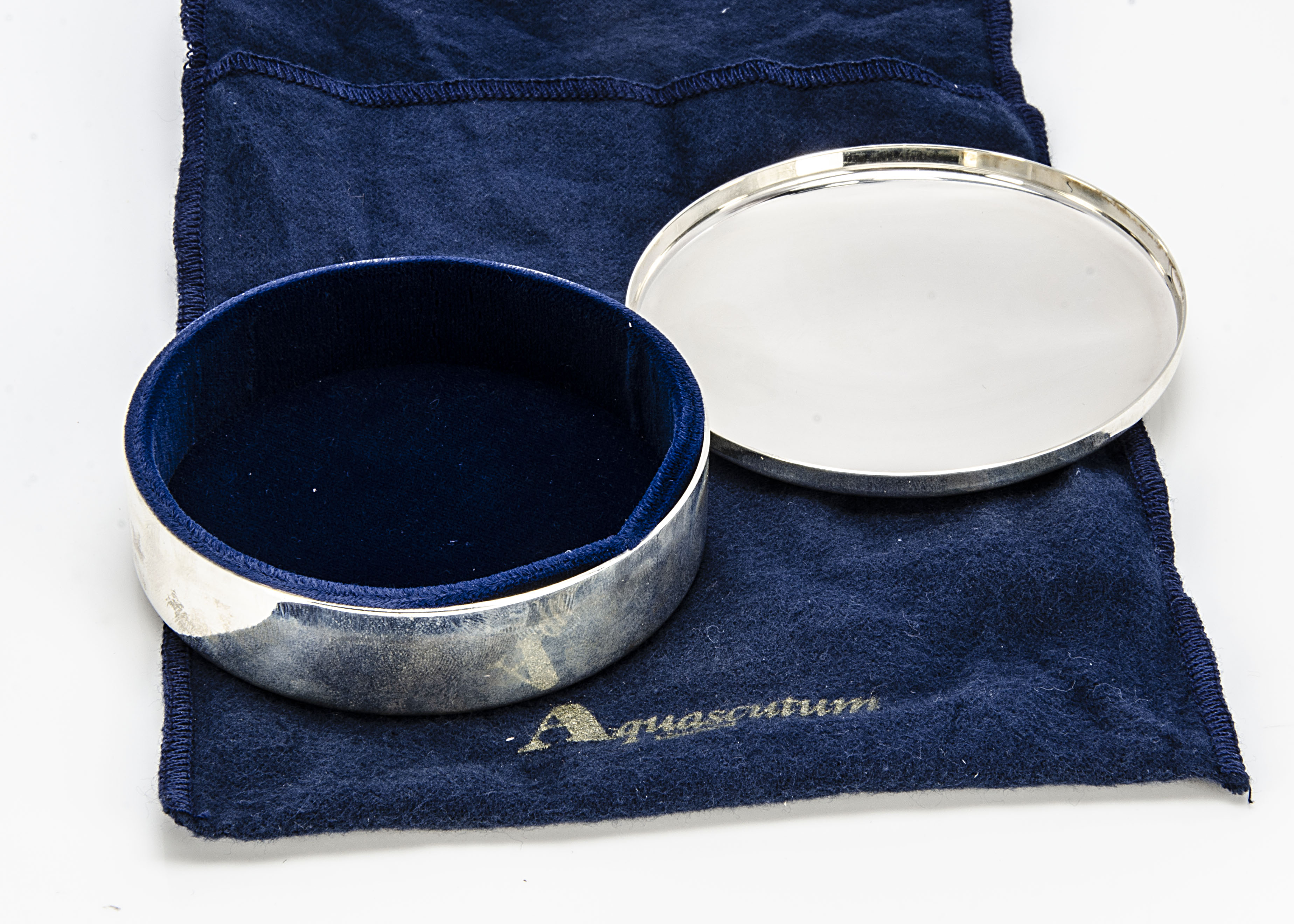 A modern sterling silver box from Aquascutum, 8.5cm diameter, 5 ozt, with blue velvet lining, with - Image 2 of 2