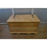 An early 20th Century large pine wood blanket box, 100cm x 54cm x 54cm tall