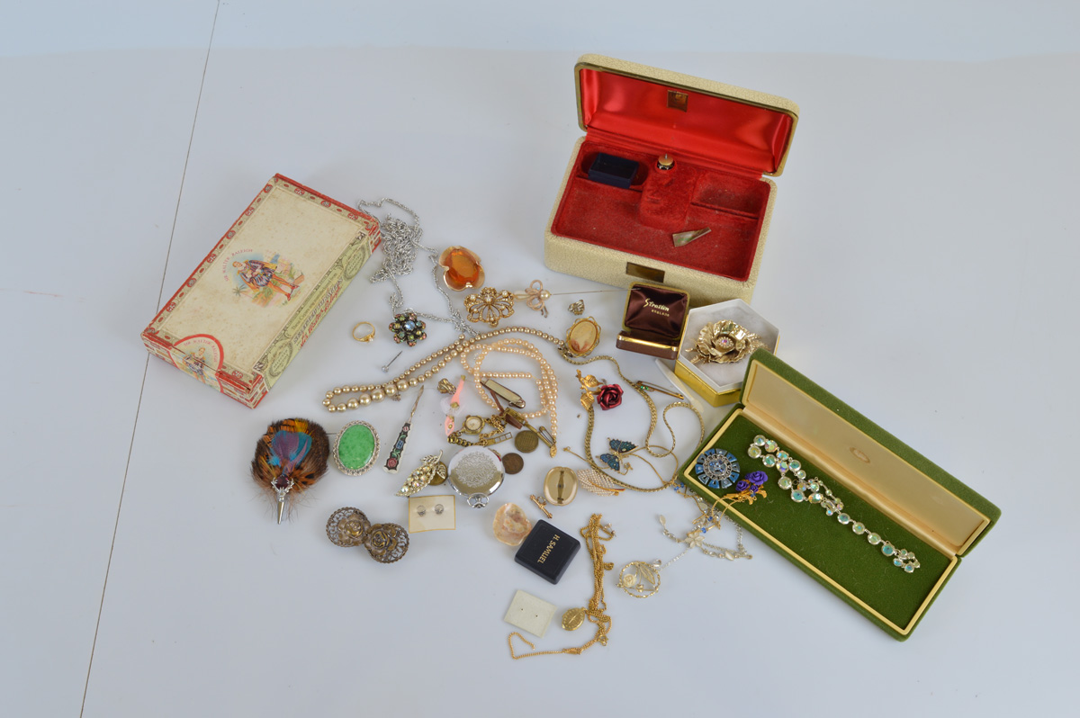 A quantity of assorted costume jewellery, including vintage jewellery boxes, synthetic pearls,