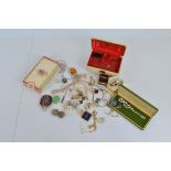 A quantity of assorted costume jewellery, including vintage jewellery boxes, synthetic pearls,
