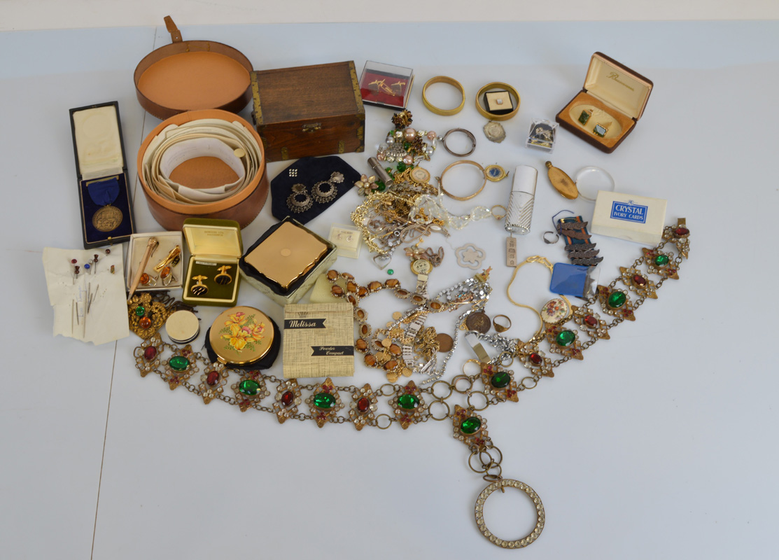 A good quantity of assorted costume jewellery, including two boxed compacts, a gilt metal stone