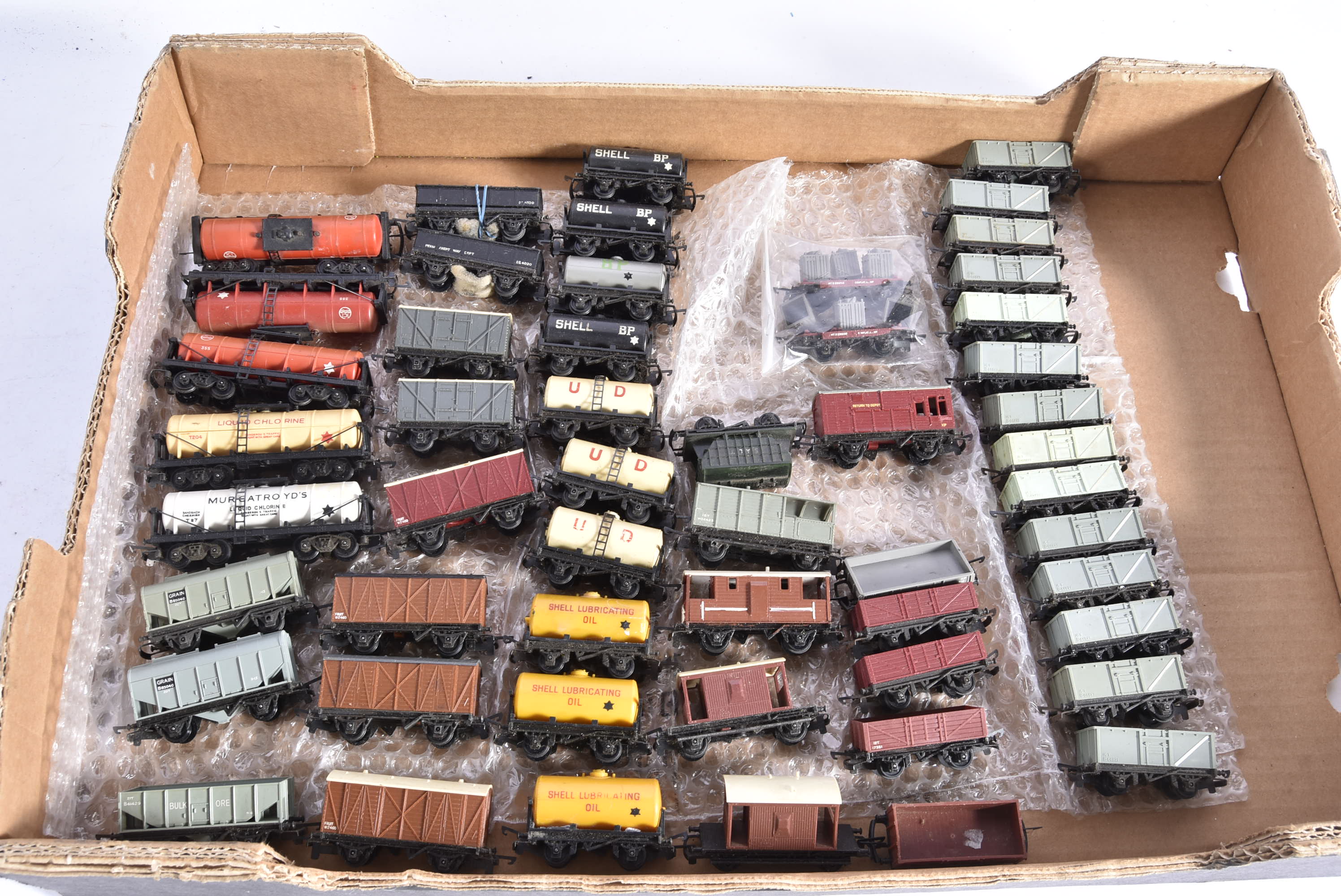 Tri-ang TT Gauge unboxed Goods Rolling Stock, bogie Tank wagons, ICE red (3, one faded), Murgatroyds