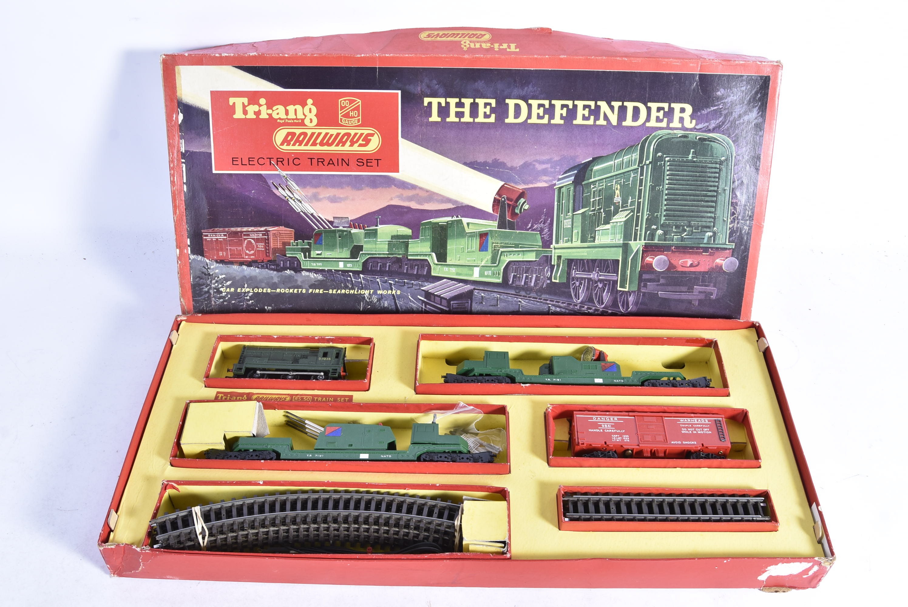 Tri-ang Railways 00 Gauge RS 50 The Defender Train Set, comprising BR green Diesel Shunter (all