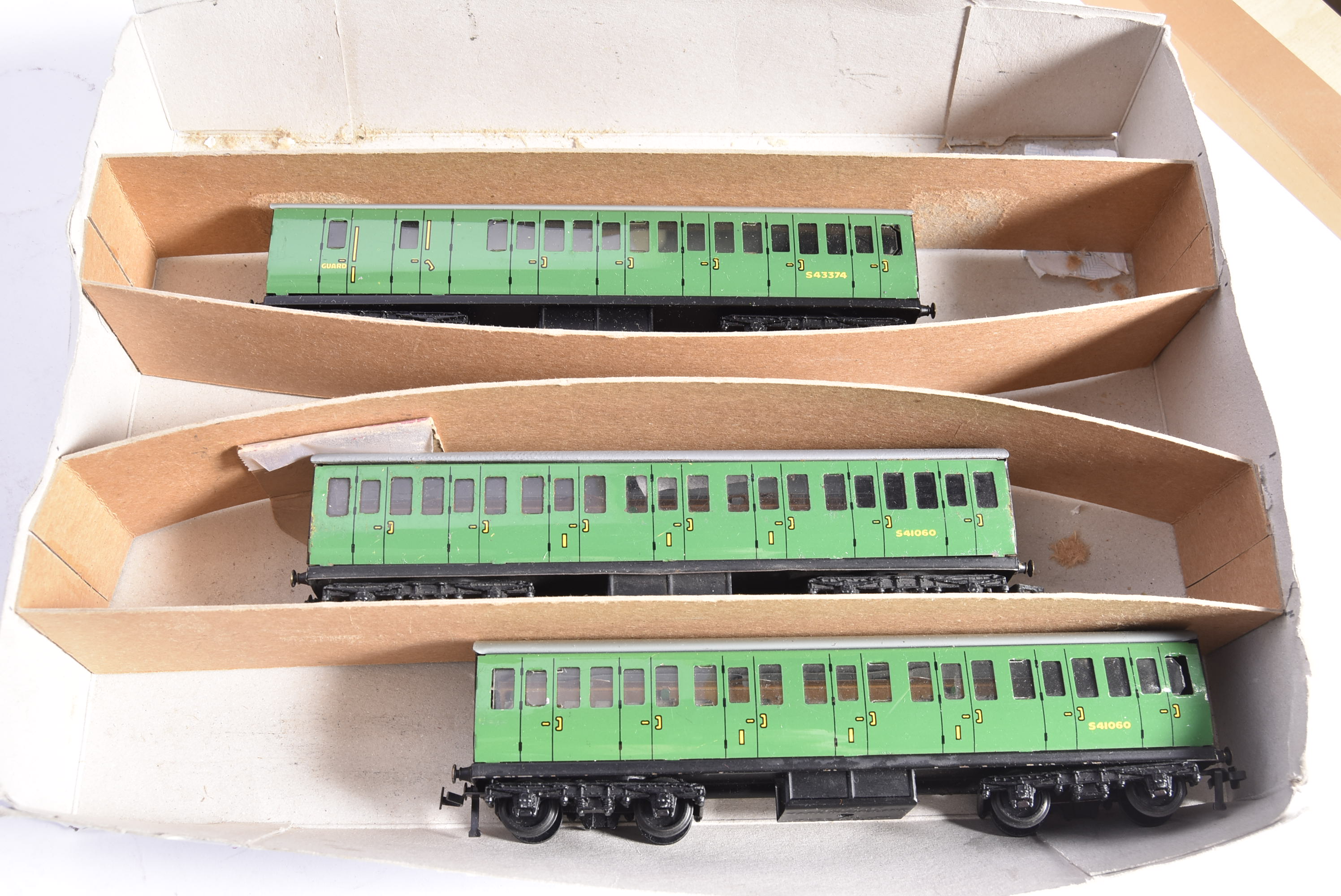 Hornby-Dublo 00 Gauge 3-Rail BR Rolling stock 2-Rail Breakdown Crane and green Suburban Coaches, - Image 2 of 3