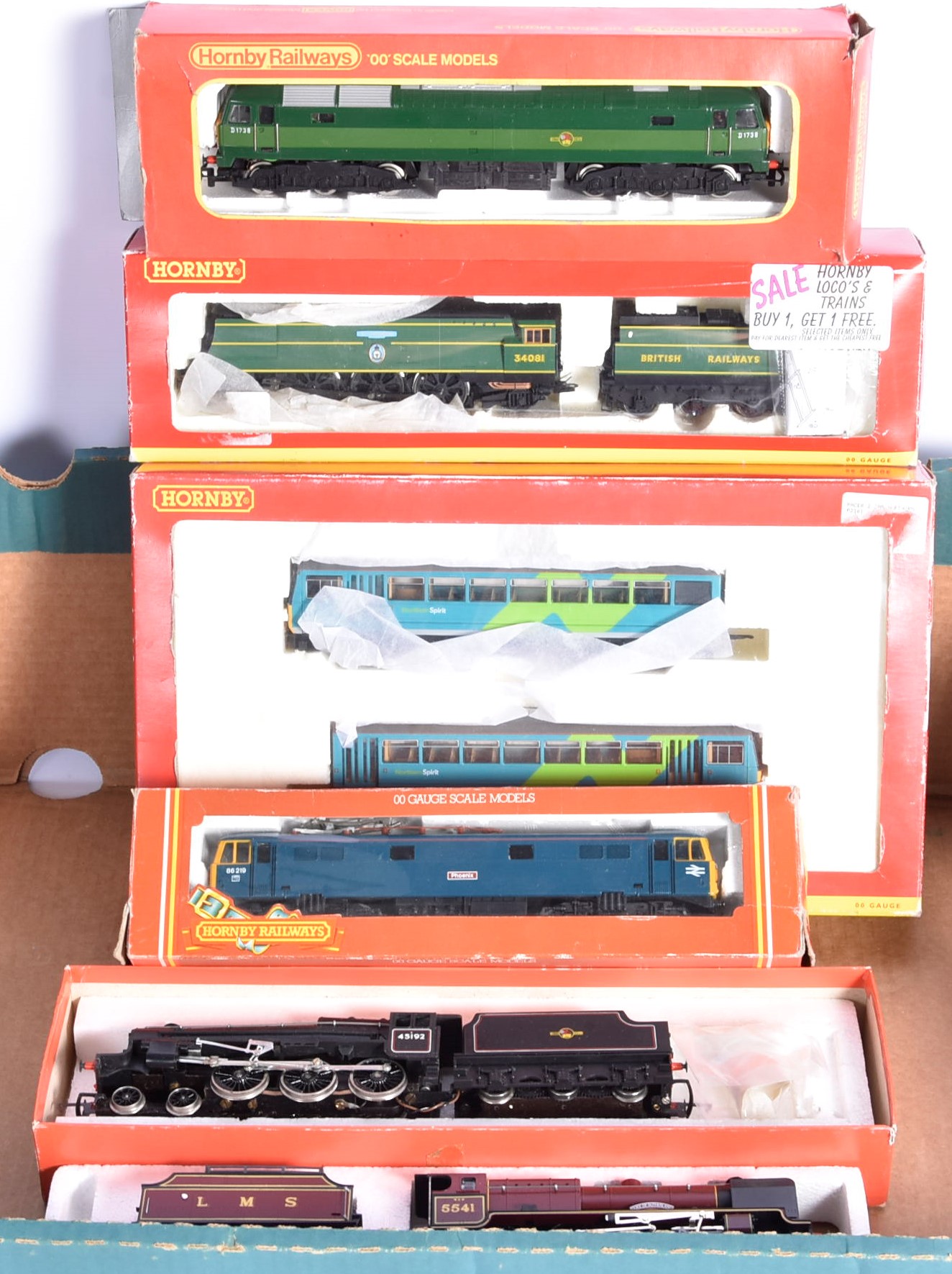 Hornby 00 Gauge Locomotives and Railbus, R2220 BR green Battle of Britain Class 34081 '92 Squadron',