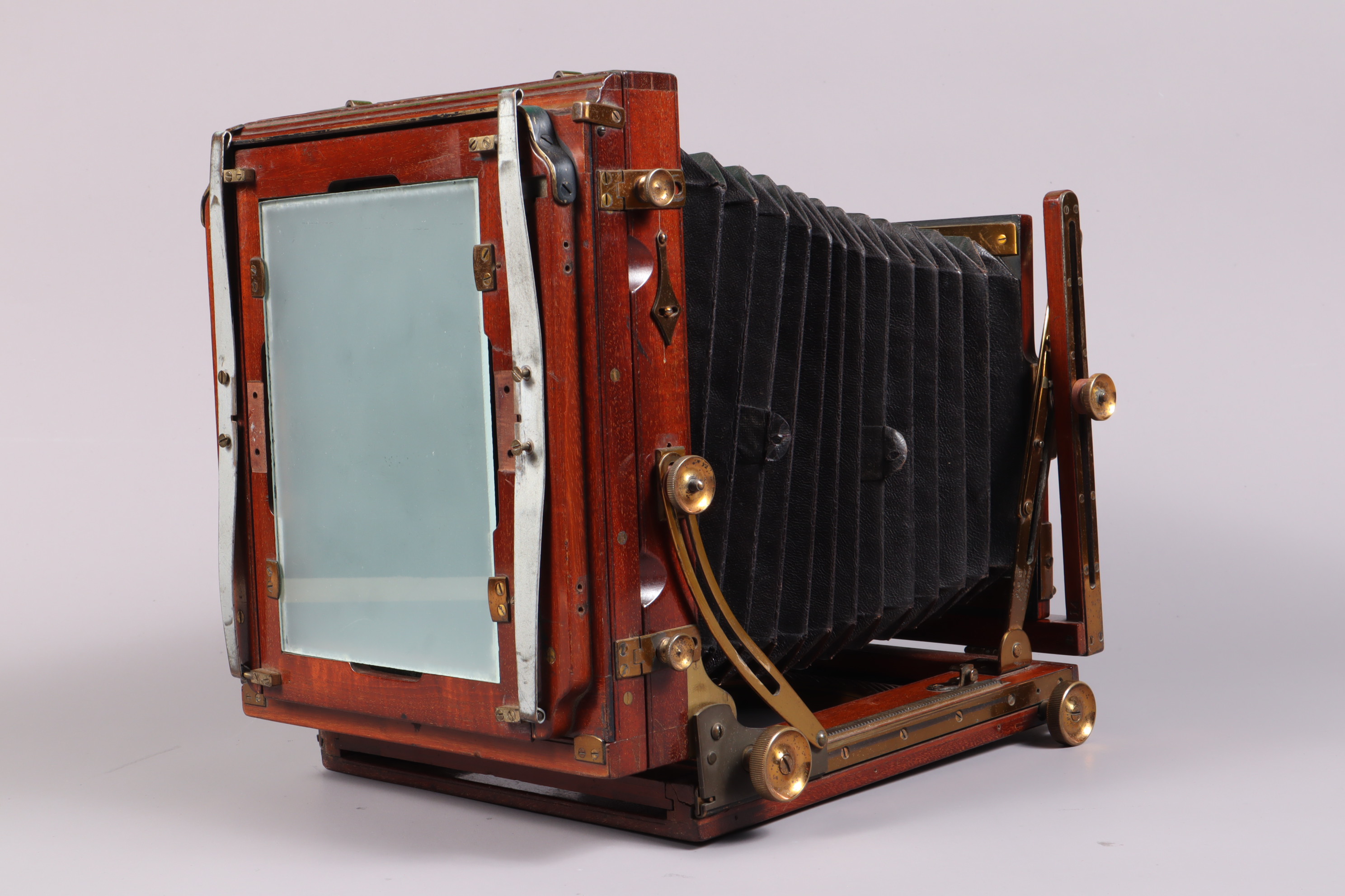 A Sanderson Half Plate Field Camera, serial no 13876, chamfered bellows, double extension, screen, - Image 3 of 3