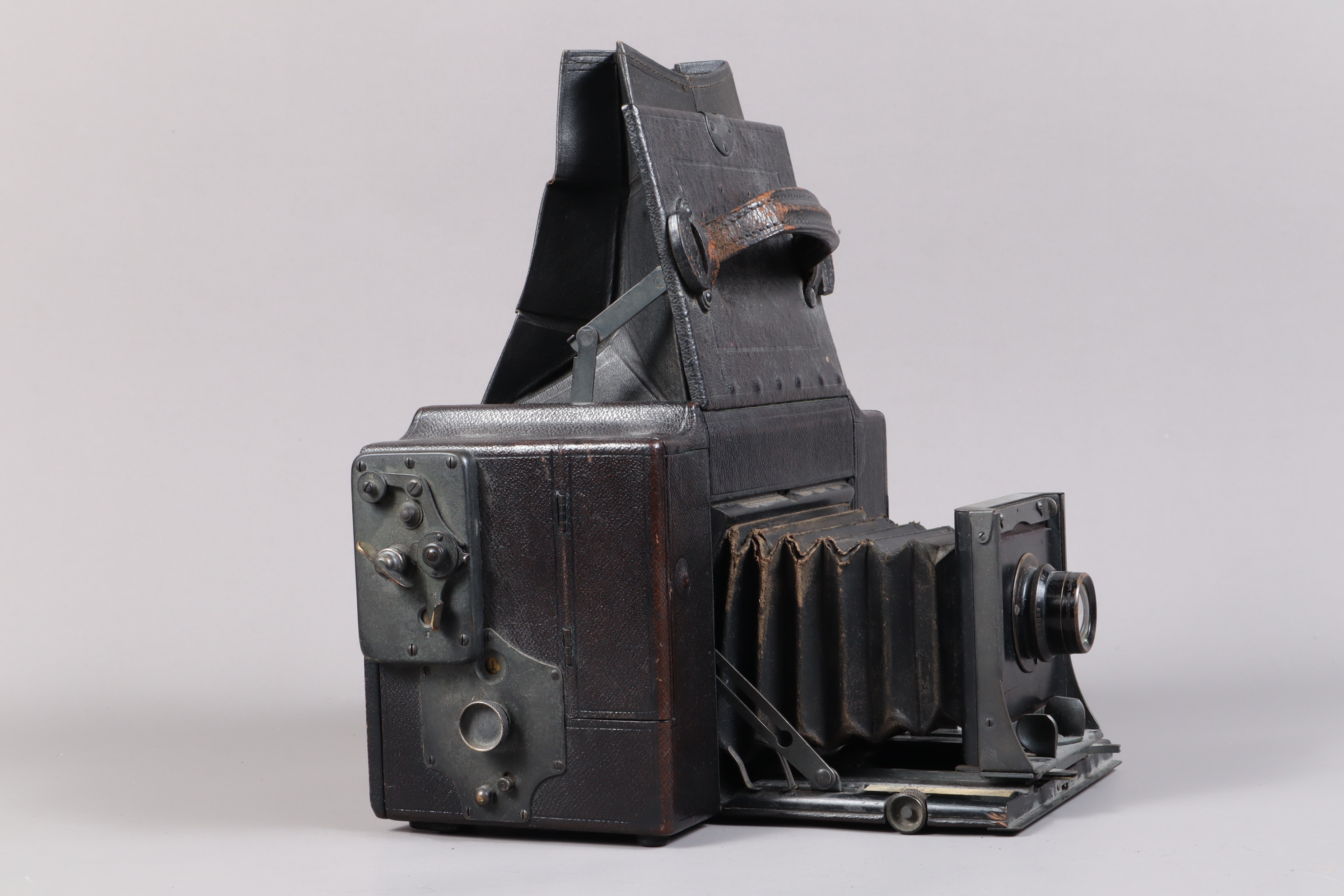 A No 3A Graflex Roll Film SLR Camera, made by Folmer & Schwing Division, Eastman Kodak, postcard - Image 2 of 3