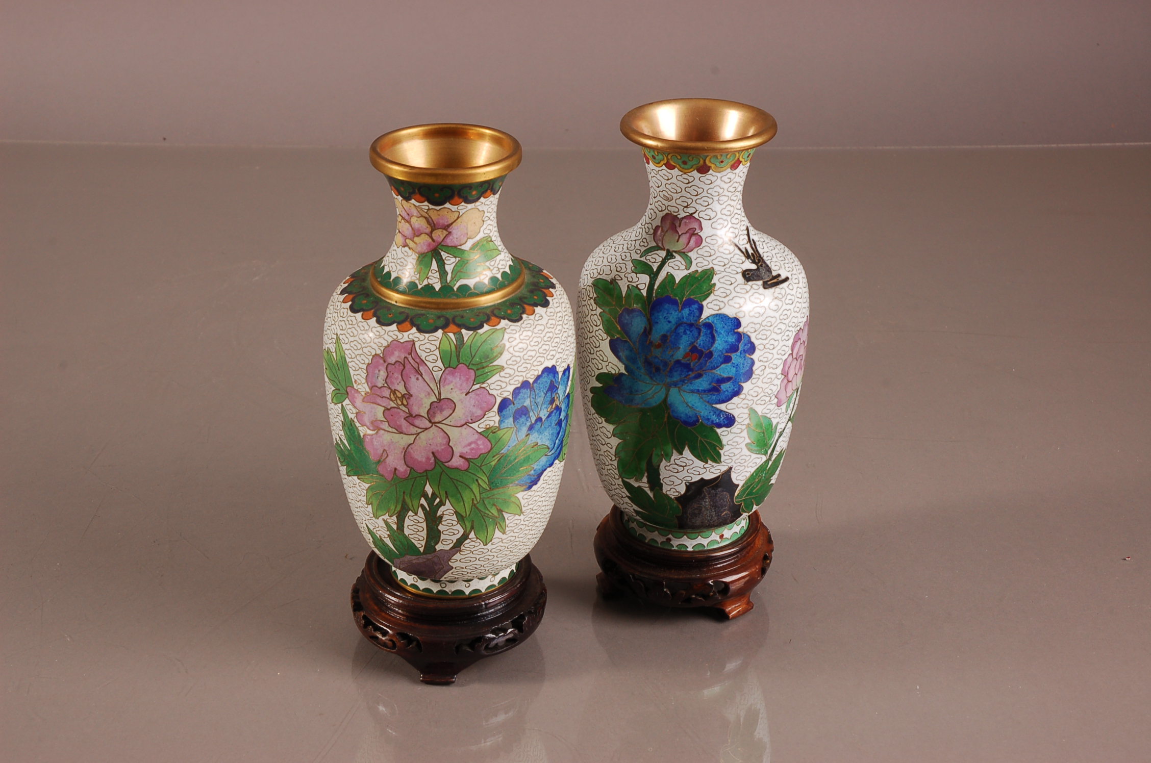 Two Chinese cloisonne vases, 18cm, with wooden stands (4)