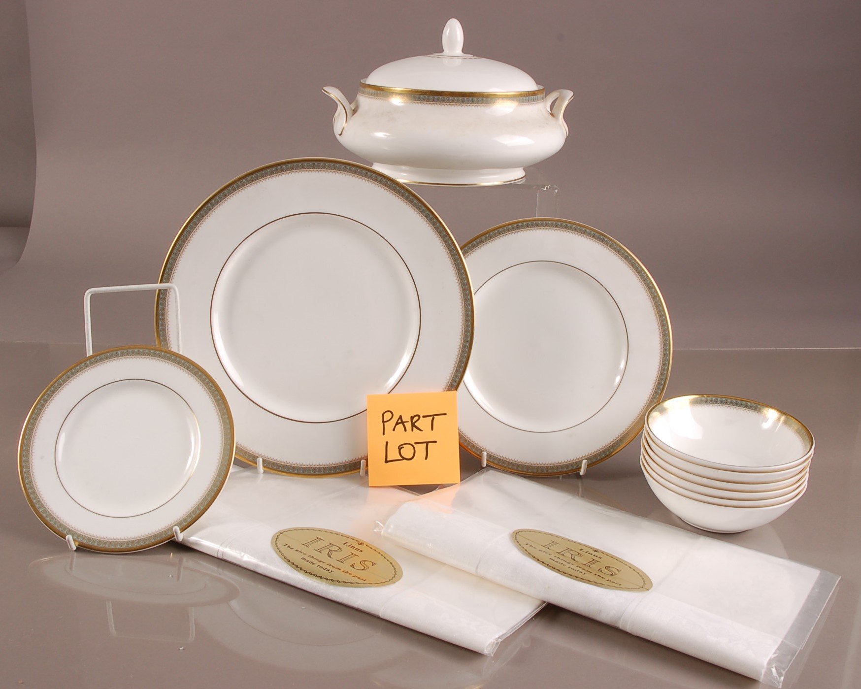 A modern Royal Doulton part dinner service, Clarenden pattern H 4993, six dinner plates, deseert