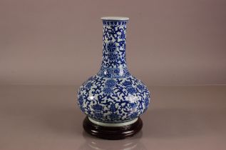 A modern Chinese blue and white vase, 30cm, with a wooden base (2)