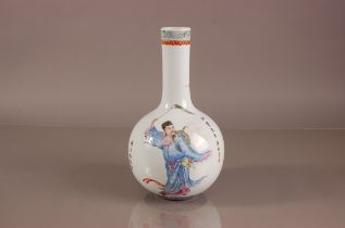 A nice late Qing Dynasty Chinese porcelain bottle vase, 33cm high, globular with long neck, having