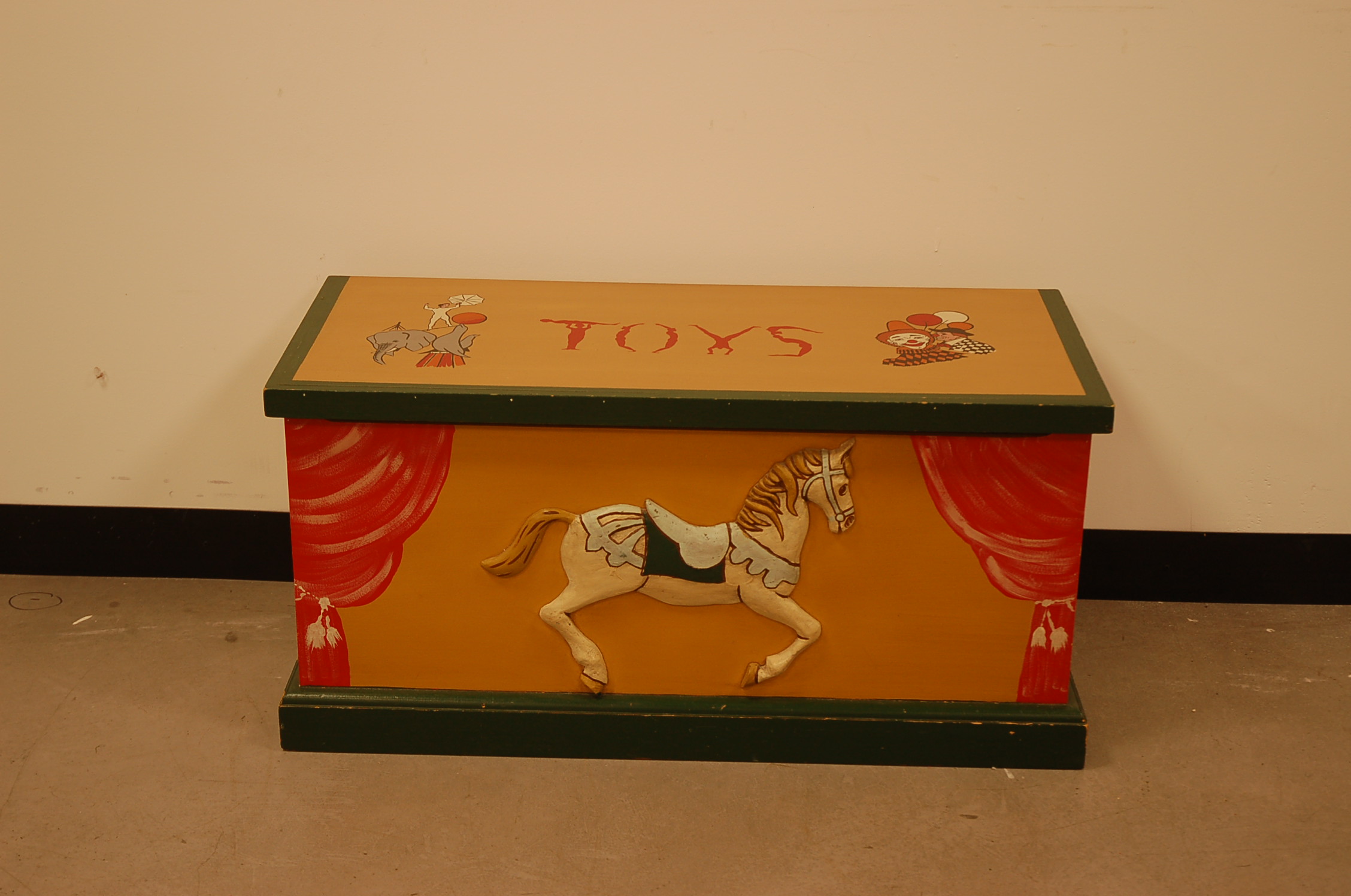 A modern childrens toy chest, 87cm wide, MDF construction with hinged top