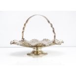 An Edwardian silver swing handled dish from Mappin & Webb, 15.45ozt, 25cm diameter, Sheffield 1908