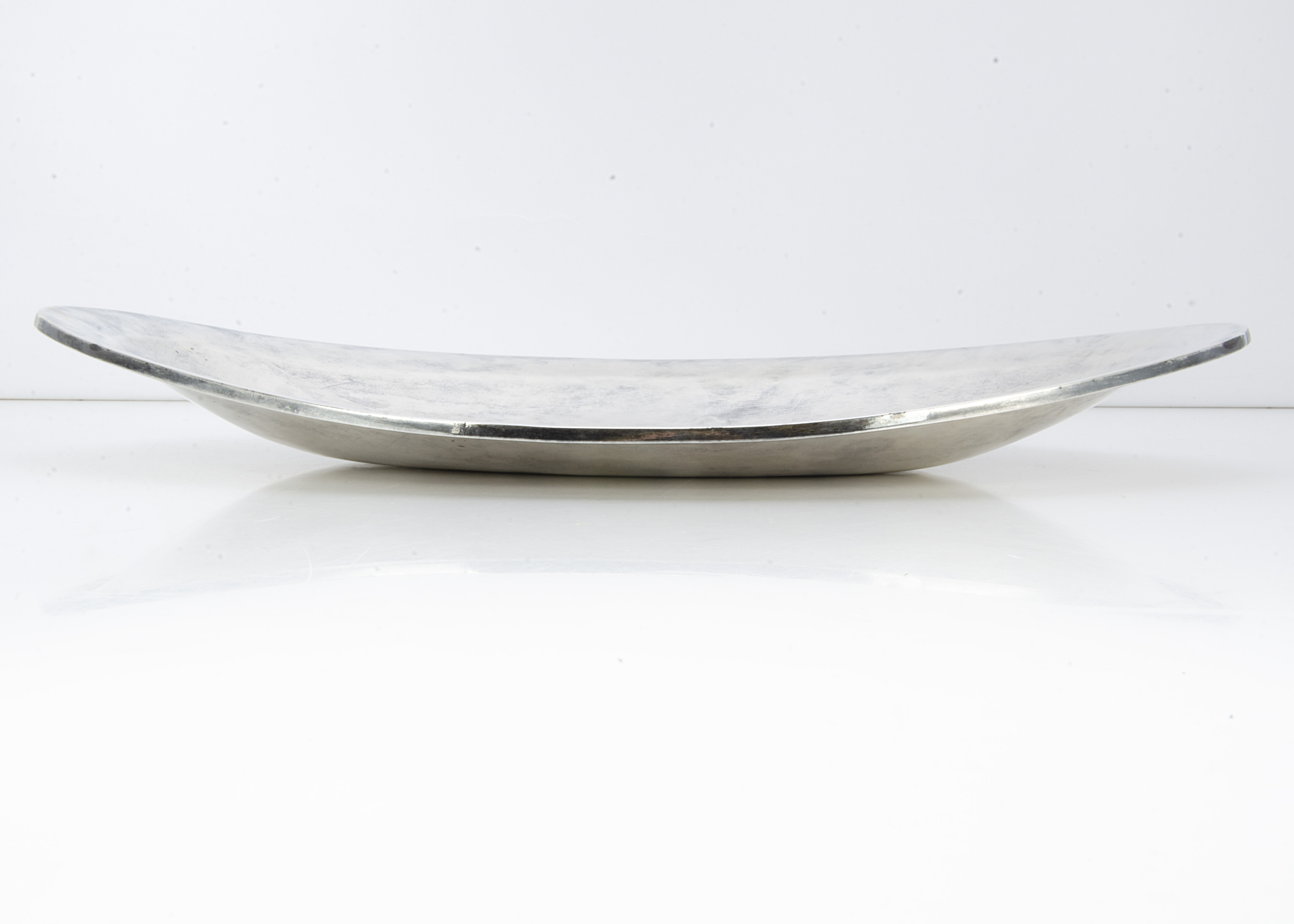 A c1970s Mexican white metal dish, 11 ozt, 30.5cm wide, oval, marked 925 with other markings - Image 2 of 2