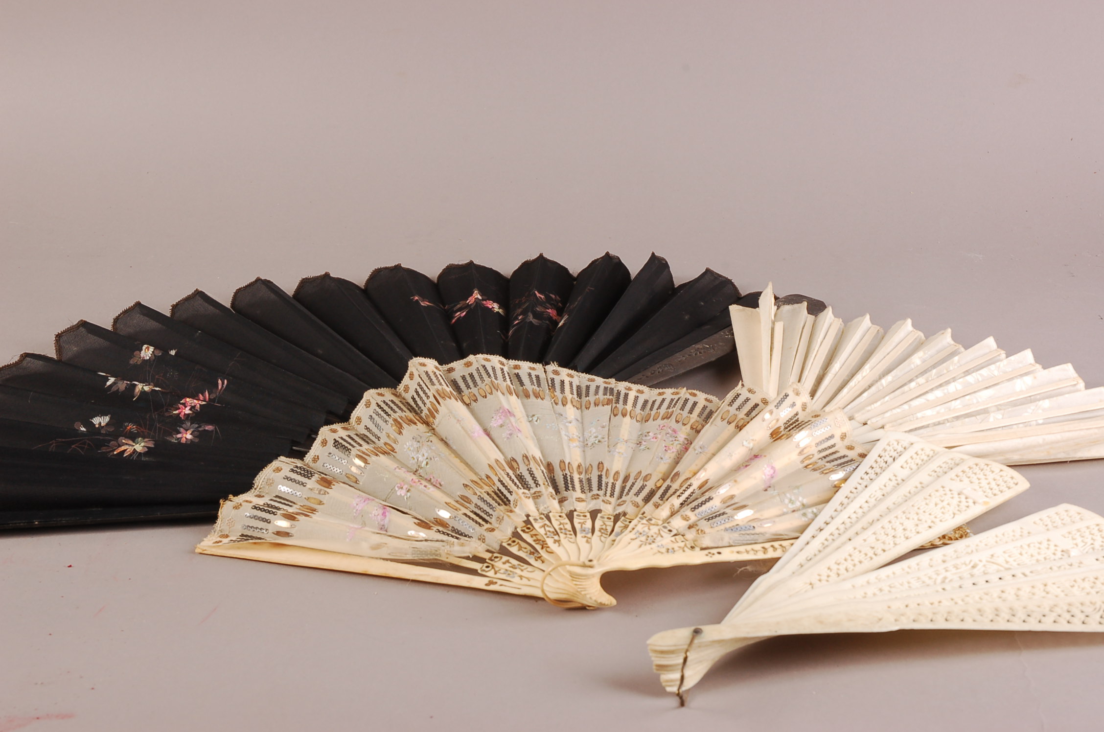 An assortment of vintage hand fans, including, ivory, bone and wooden examples, mainly silk with - Image 2 of 3