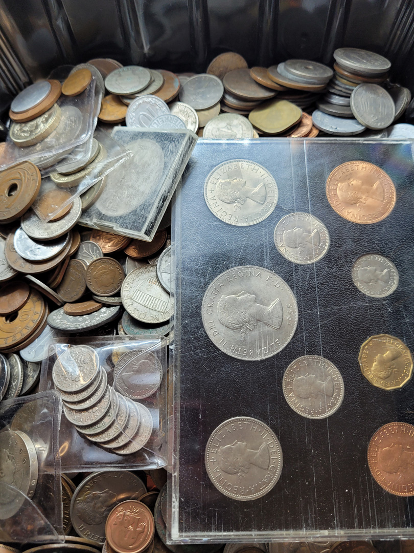 A large collection of loose coins, various countries and dates, including an ER II 1965 nine coin