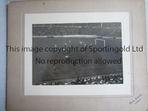 1925 FA CUP FINAL / SHEFFIELD UNITED V CARDIFF CITY An 8" X 5" B/W Press action photo mounted on a