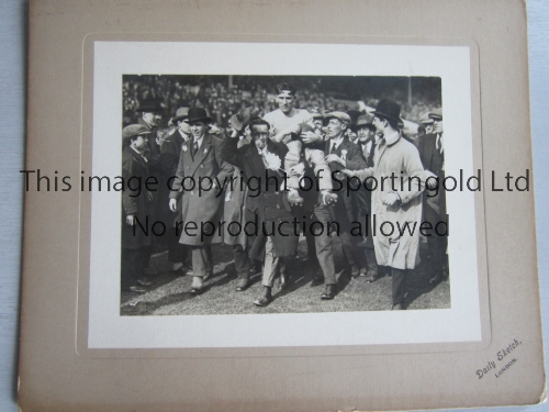 1925 FA CUP FINAL / SHEFFIELD UNITED V CARDIFF CITY An 8" X 5" B/W Press photo mounted on a Daily