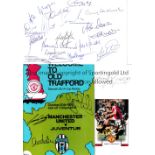 MANCHESTER UNITED AUTOGRAPHS A selection of autographed items to include trade cards signed by
