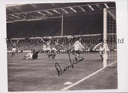 1963 FAC FINAL PRESS PHOTOGRAPHED SIGNED An original press photograph of the 1963 FAC final, showing