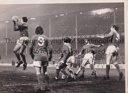 EVERTON V MANCHESTER UNITED / PRESS PHOTO A b/w 12" X 9" action Press photo with paper notation on