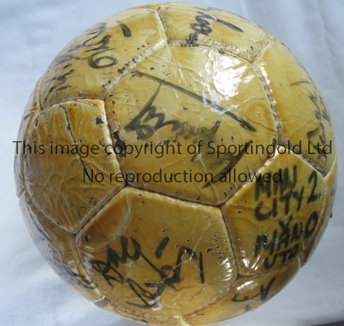 MANCHESTER CITY / MANCHESTER UNITED / SIGNED MATCH BALL Ball used for the match at Maine Road 10/