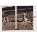 ORIGINAL PRESS PHOTOGRAPH / 1953 CELTIC V MANCHESTER UNITED An original press photo for the