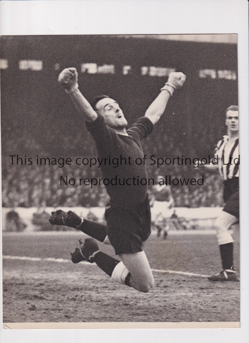 PRESS PHOTO / CHELSEA V NEWCASTLE UNITED 1958 Original 10" x 8" B/W Press photo with stamp and paper