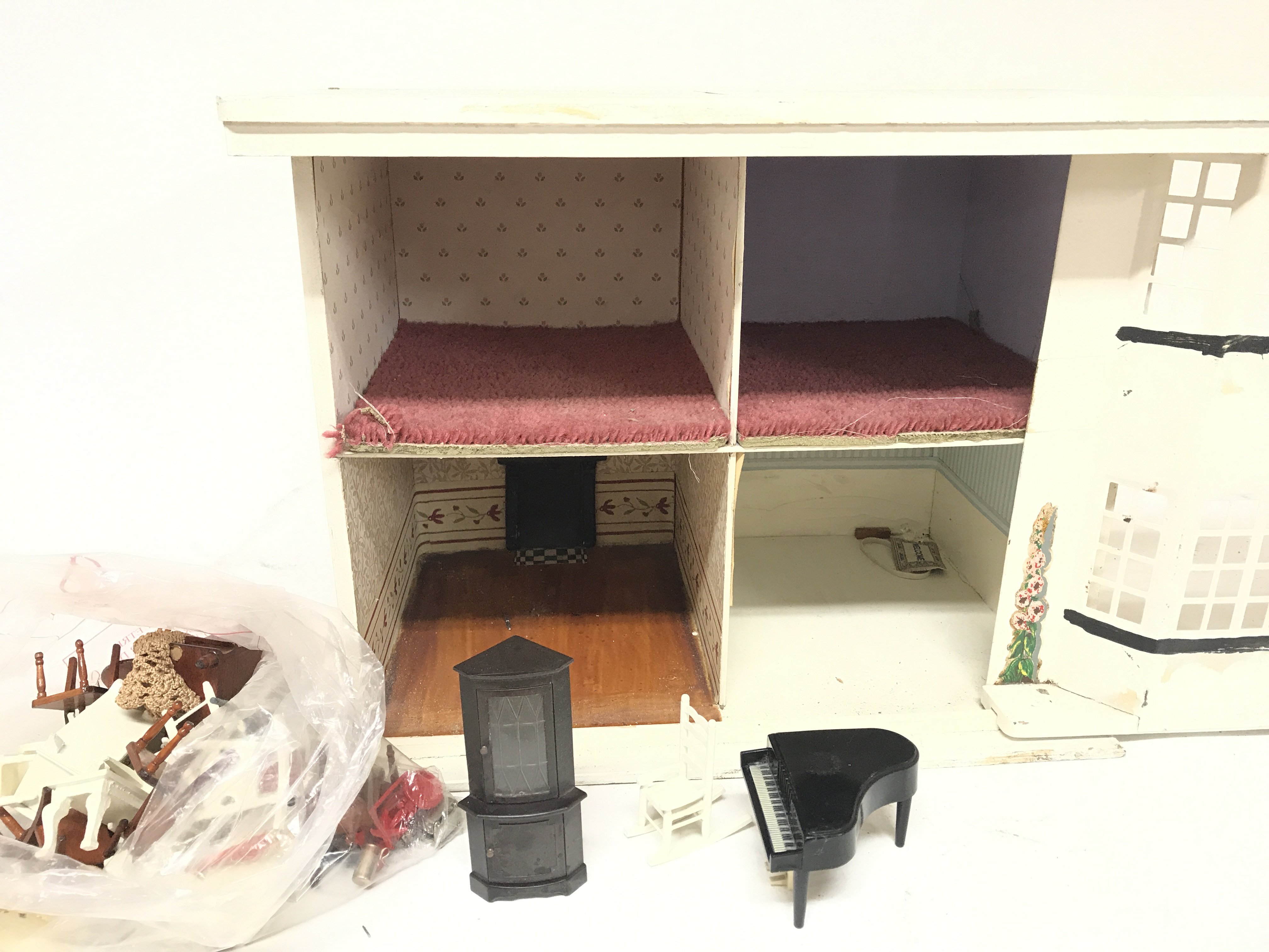 A dolls house with a sliding front and accessories - Image 2 of 2