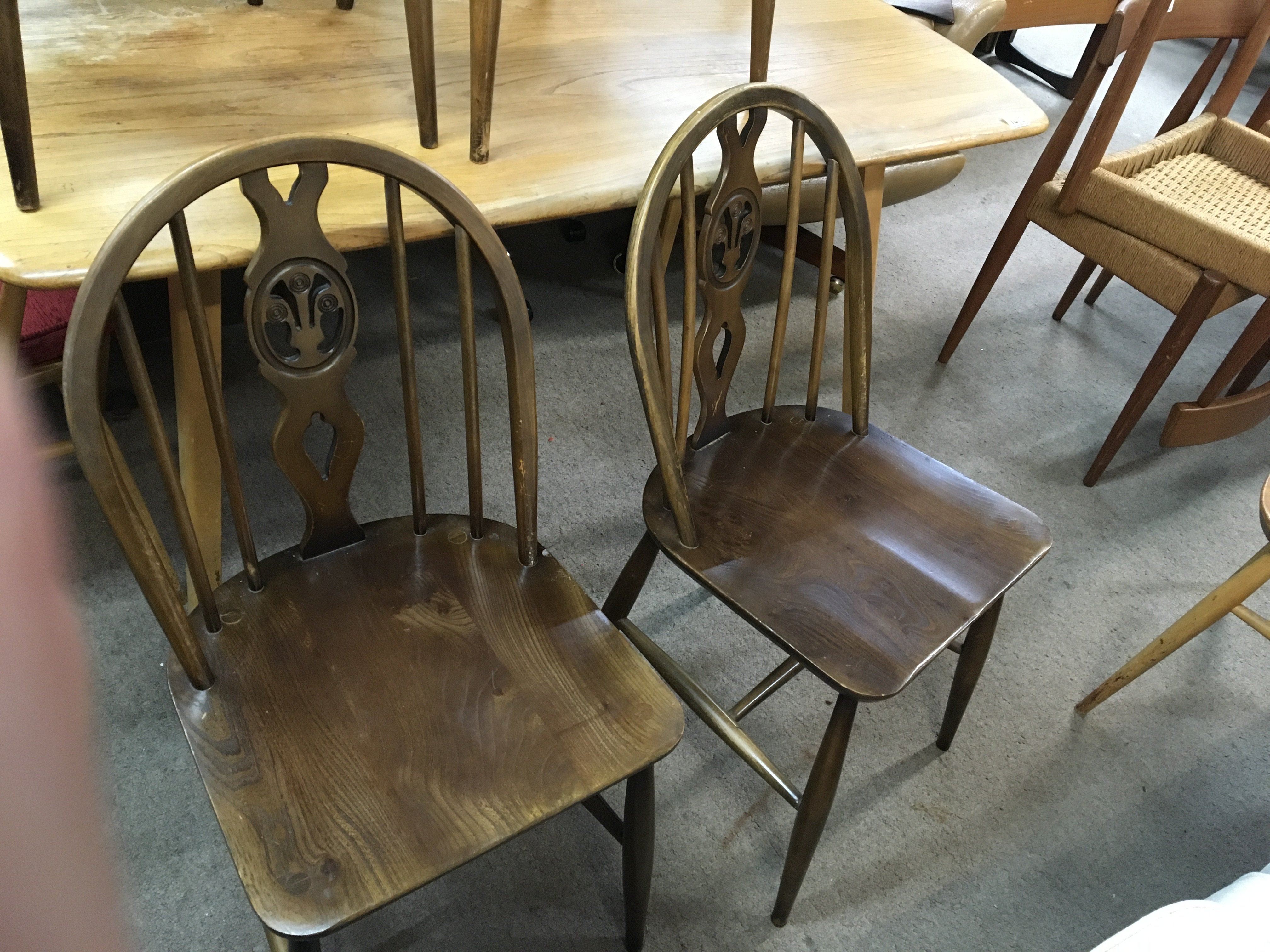 A set of four Ercol cottage style dining chairs with shaped backs and solid seats (4) - Bild 2 aus 2