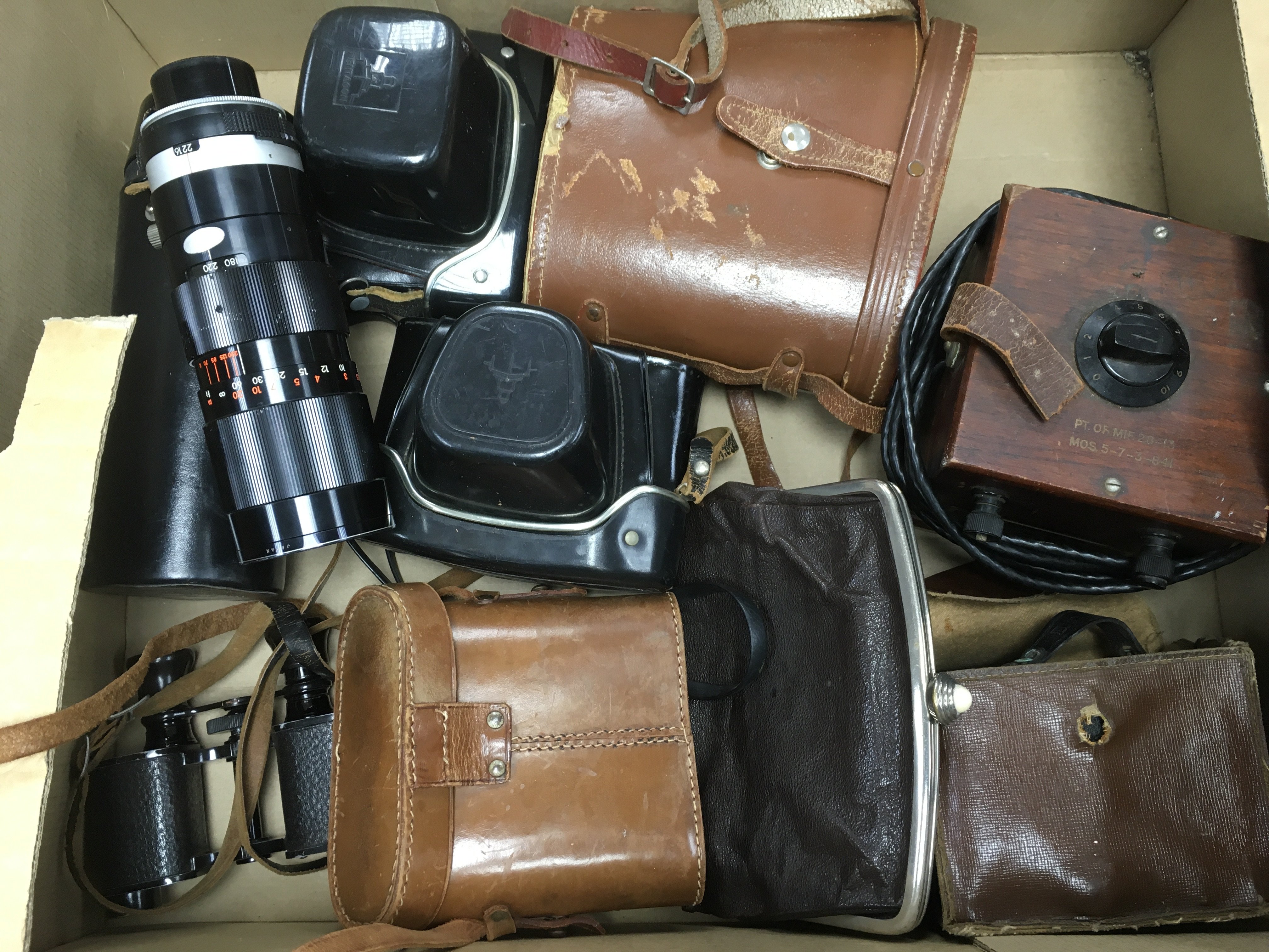 A box of items comprising mainly cameras. NO RESER