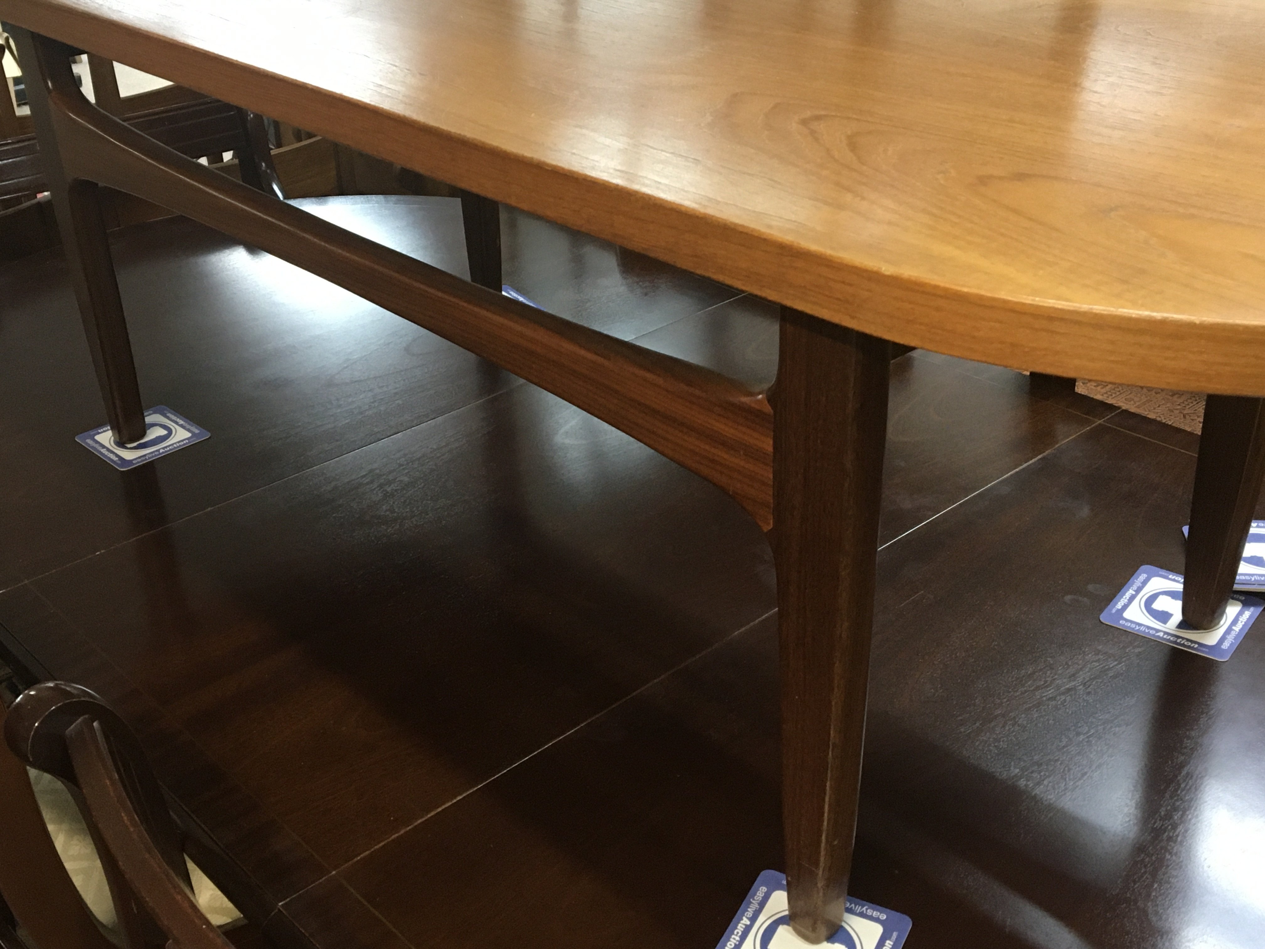 A modern design teak two tone coffee table possible G-Plan with an oval top on square legs. Length - Bild 2 aus 2