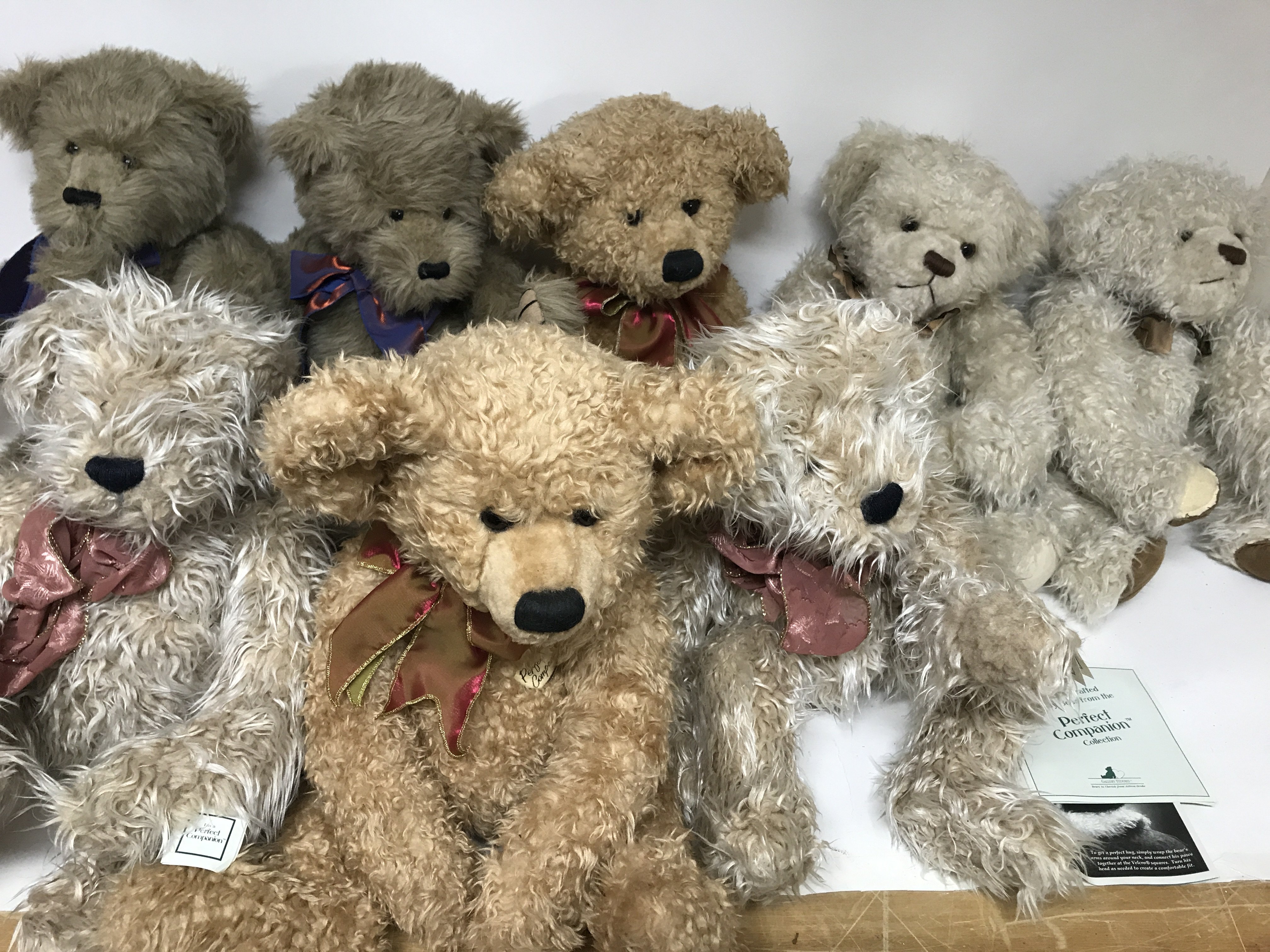 A collection of 7 perfect companion teddy bears. - Image 2 of 2