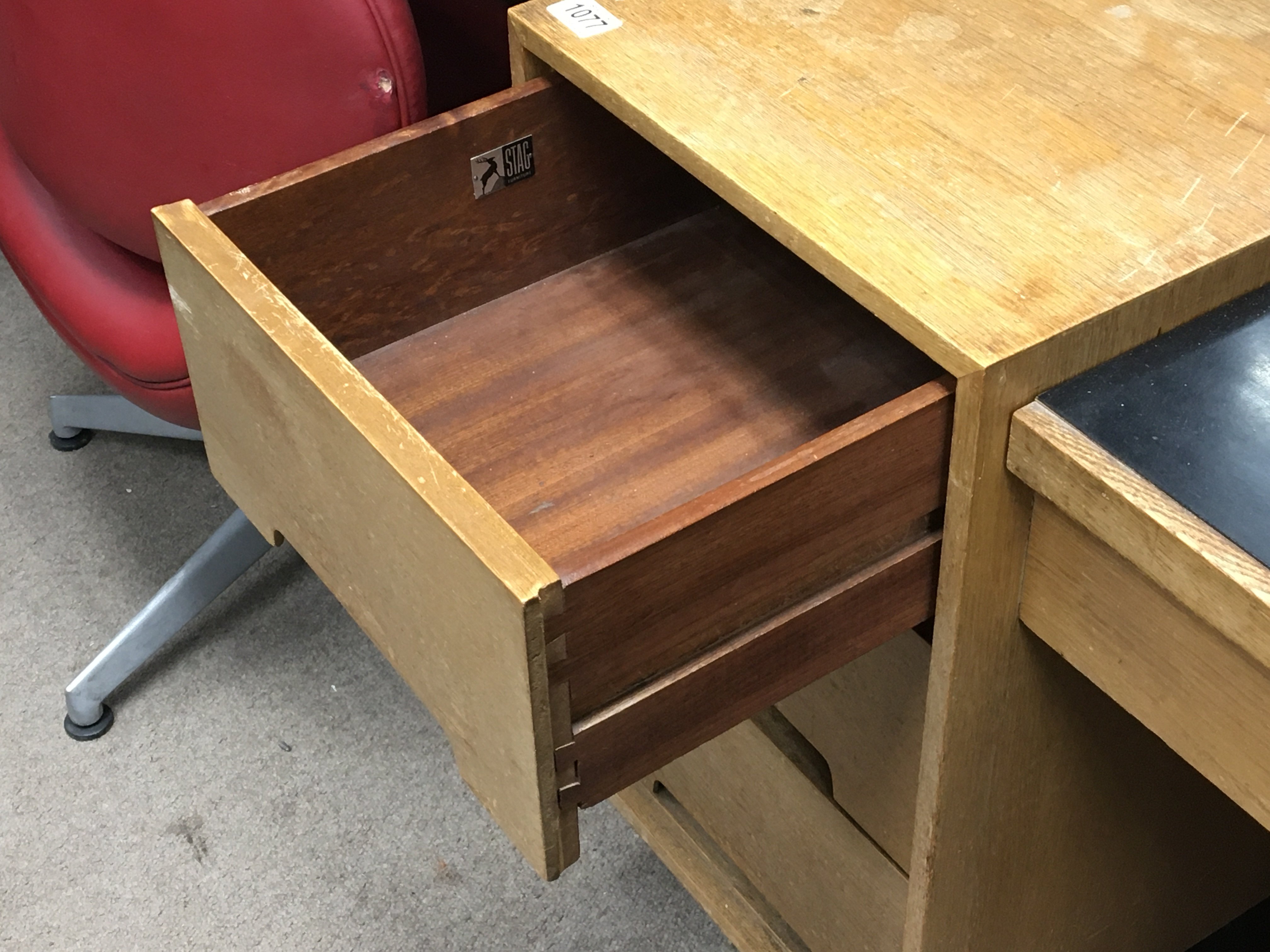 A light oak modern design Stag desk/ dressing table with a hinged top enclosing a mirror flanked - Bild 3 aus 3