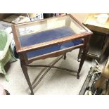 An Edwardian mahogany display Vitrine display cabi