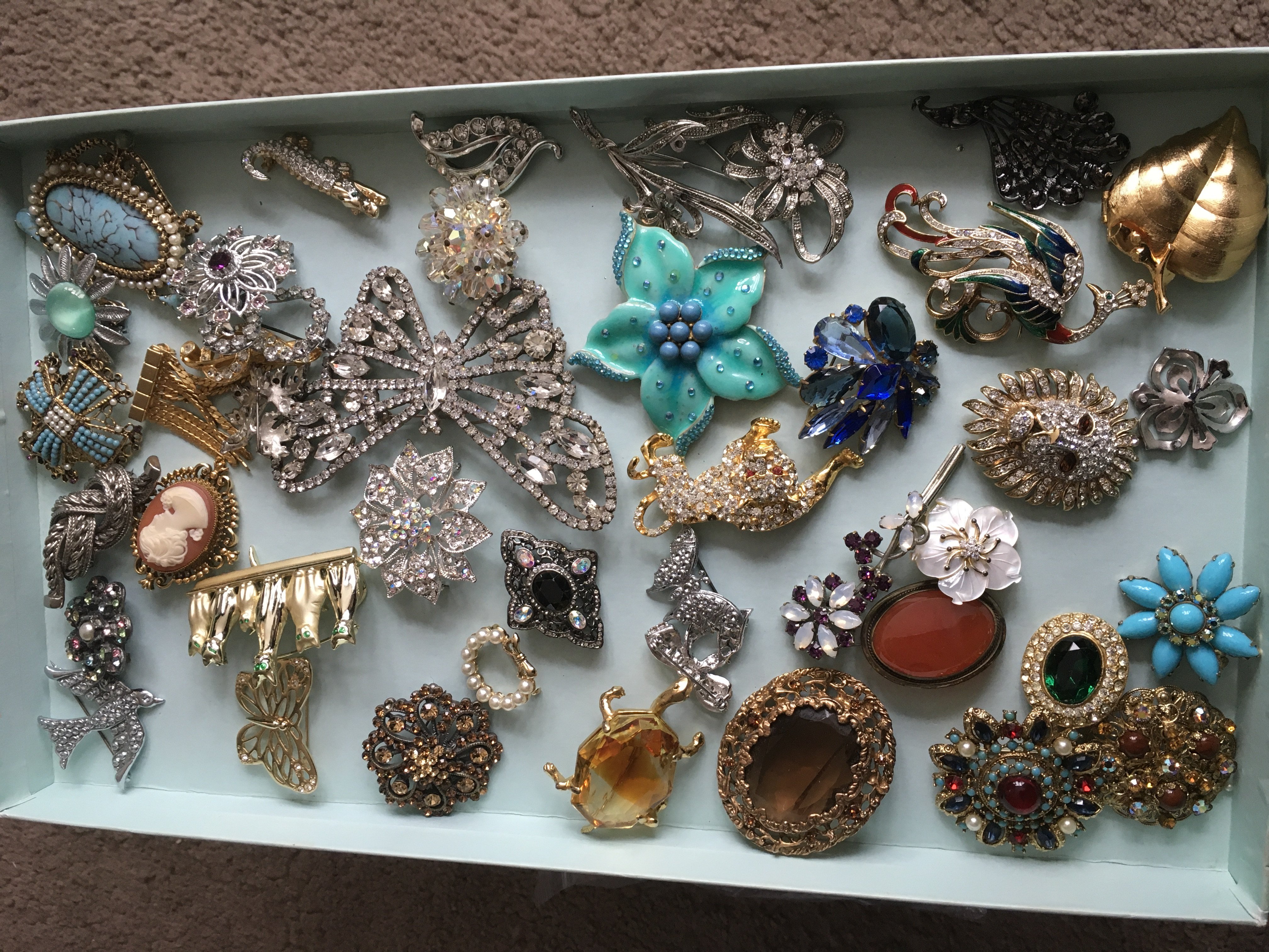 A collection of approx 40 brooches.